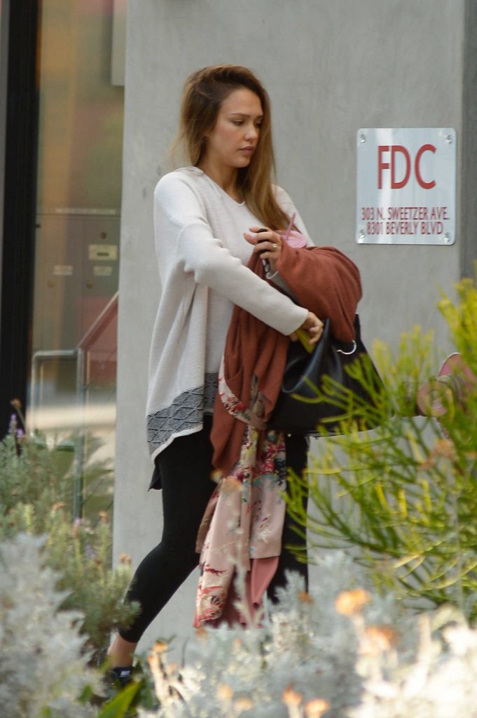 Jessica Alba Was Spotted Out in Los Angeles-1