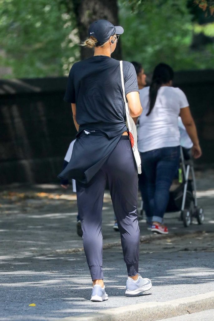 Maria Sharapova Goes for a Quiet Stroll in NYC-5
