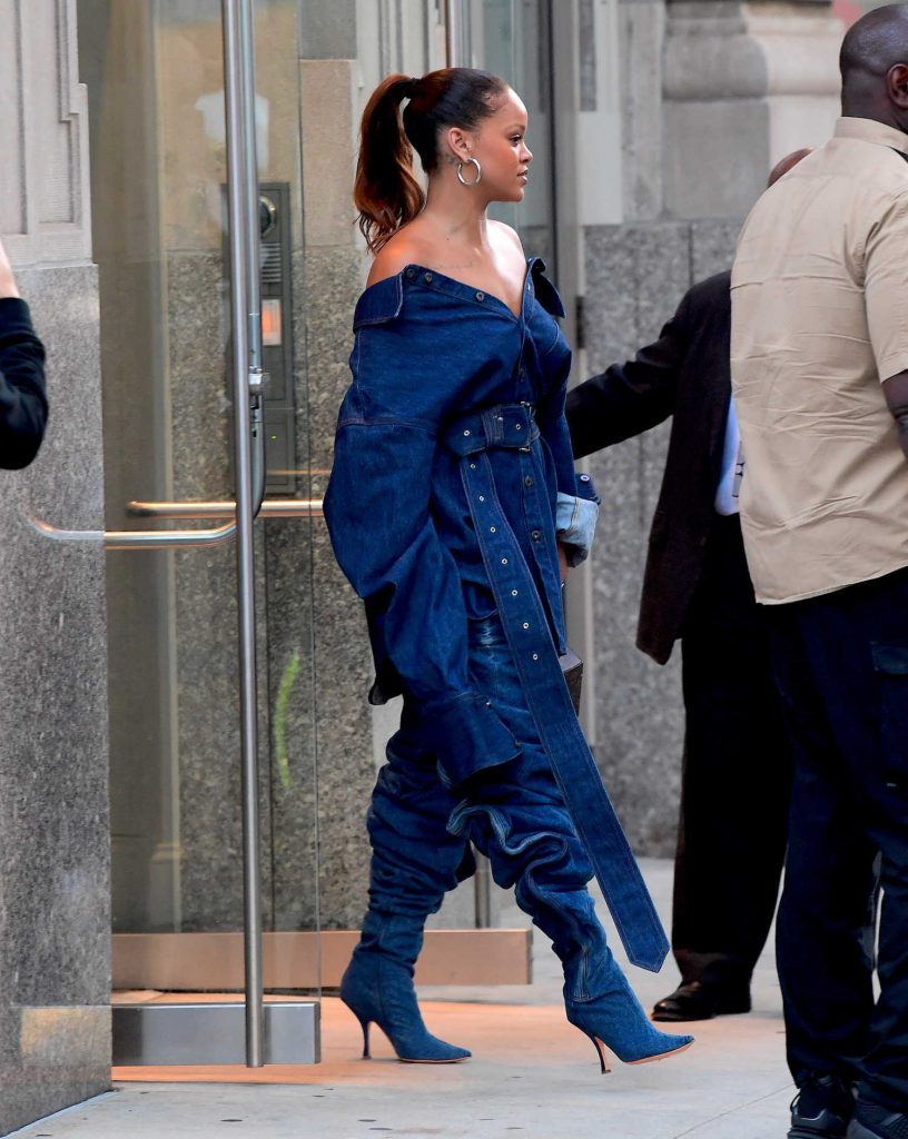 Rihanna Was Spotted Out in New York City-5