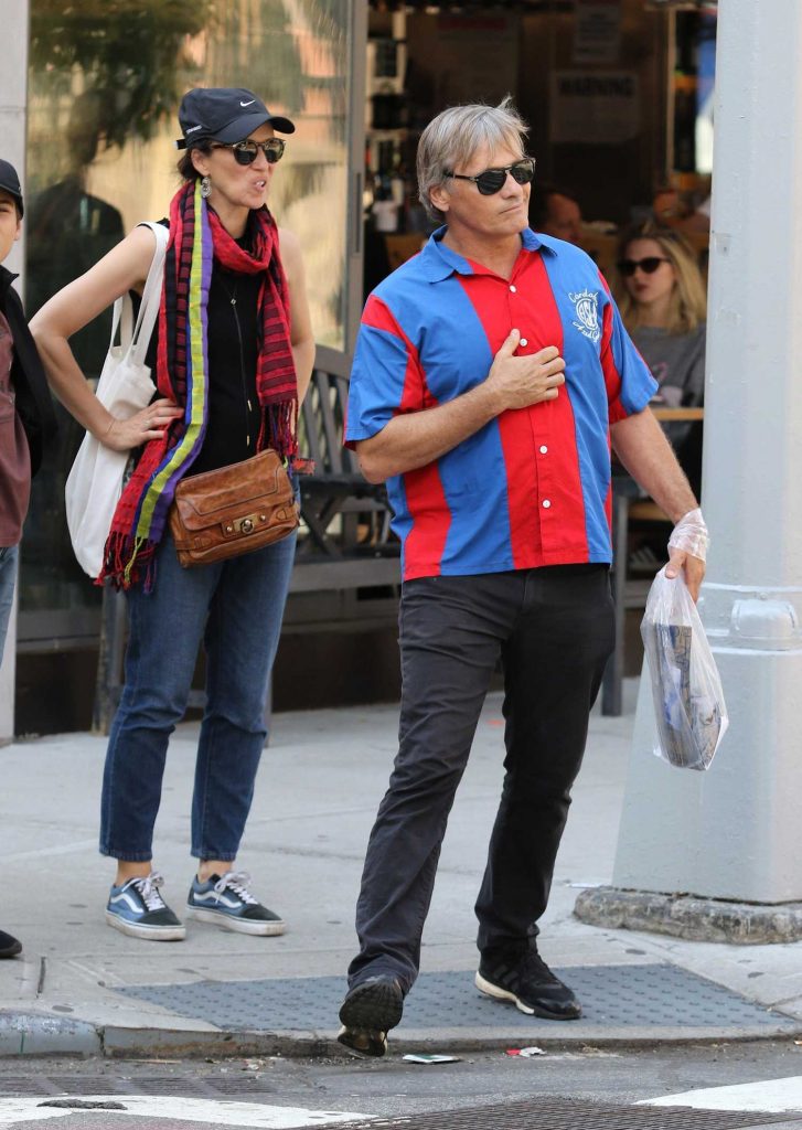 Viggo Mortensen Out Shopping in Downtown Manhattan-5
