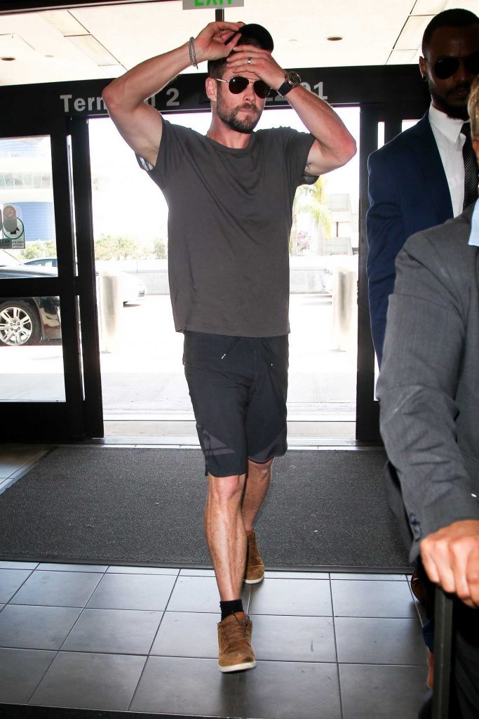 Chris Hemsworth Was Seen at LAX Airport in Los Angeles-4
