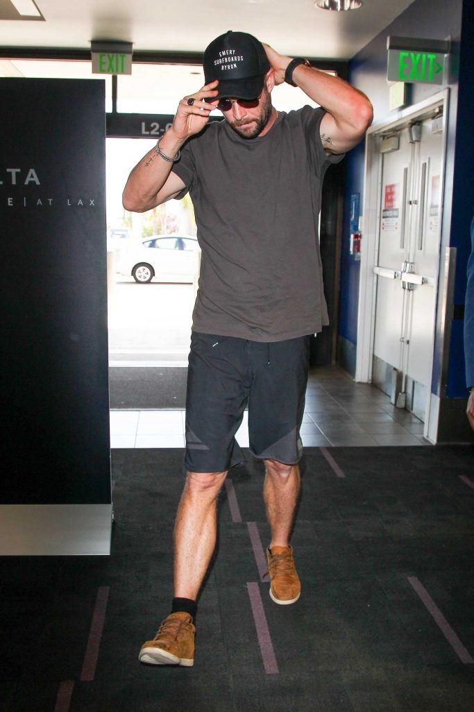 Chris Hemsworth Was Seen at LAX Airport in Los Angeles-5