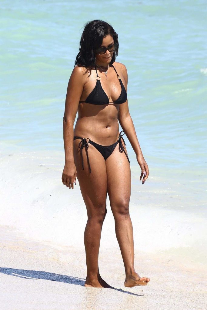 Claudia Jordan Wears a Black Bikini at the Beach in Miami-1
