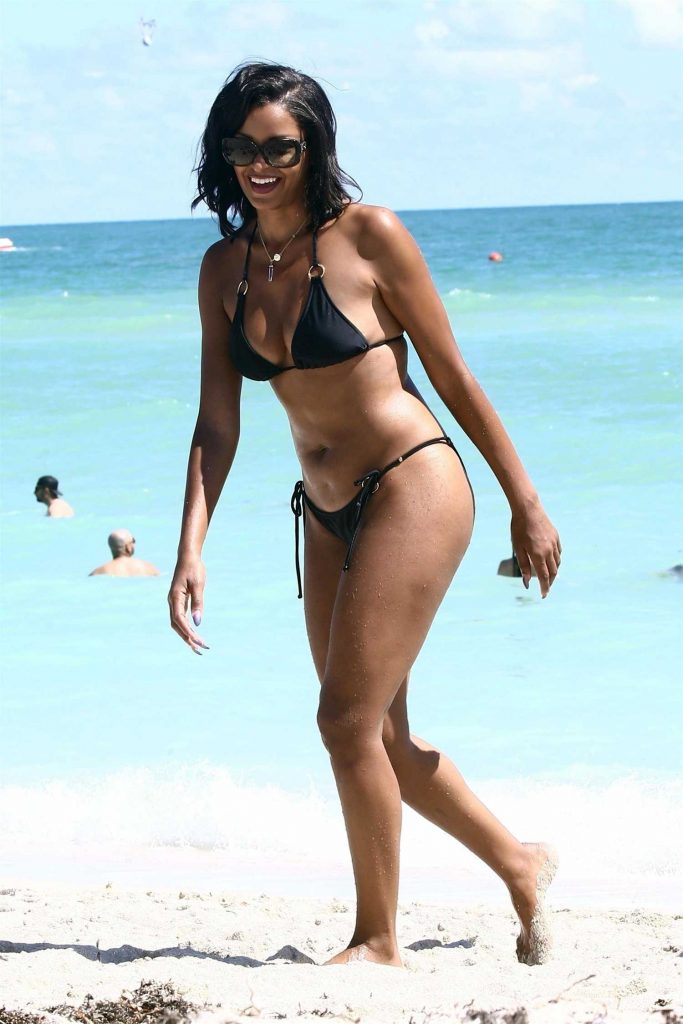 Claudia Jordan Wears a Black Bikini at the Beach in Miami-2
