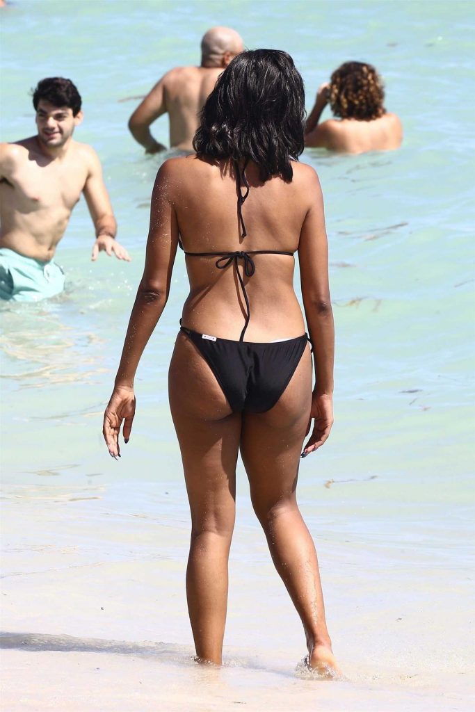 Claudia Jordan Wears a Black Bikini at the Beach in Miami-5
