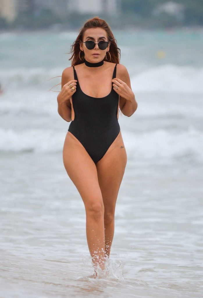 Laura Simpson Wears a Black Swimsuit at the Beach in Majorca-1