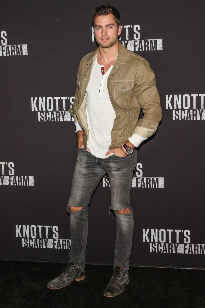 Pierson Fode at the Knott's Scary Farm Celebrity Night in Buena Park-2
