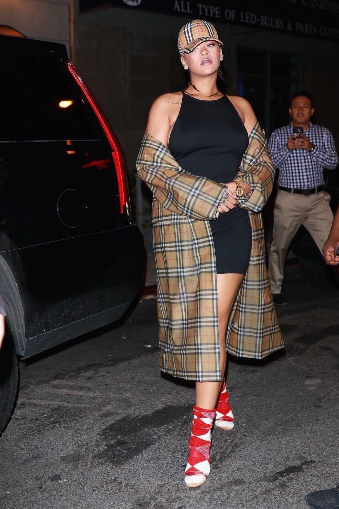 Rihanna Arrives for Dinner in the Big Apple in New York-1