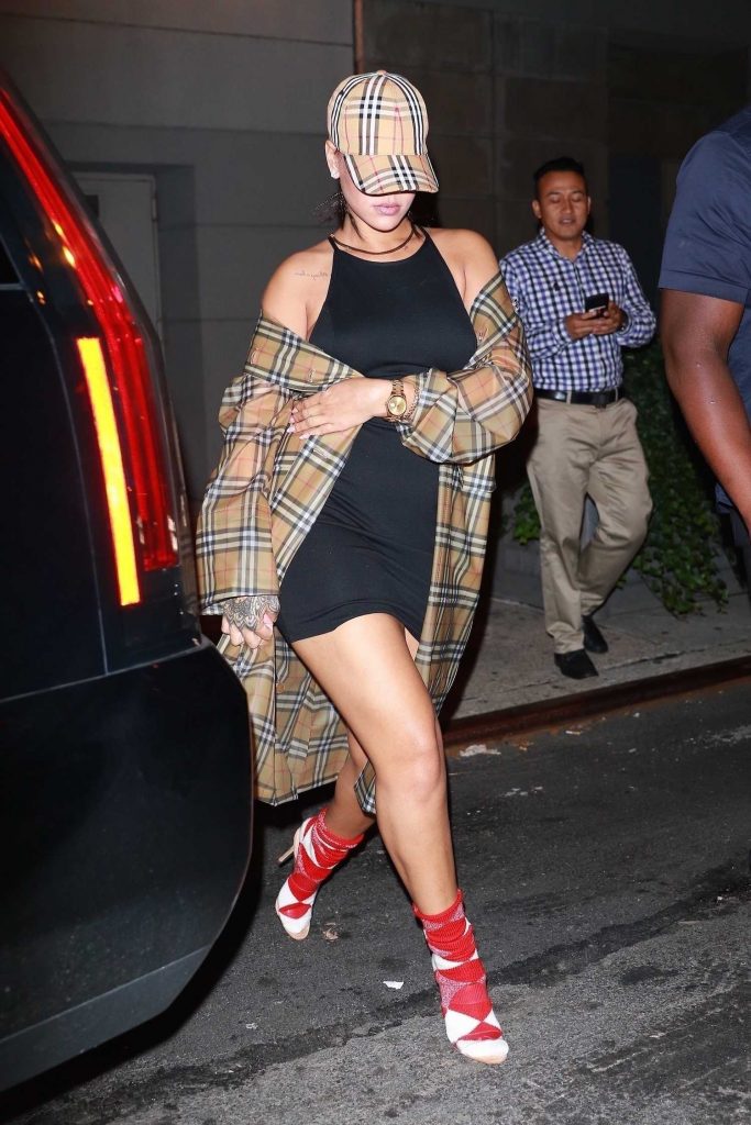 Rihanna Arrives for Dinner in the Big Apple in New York-5