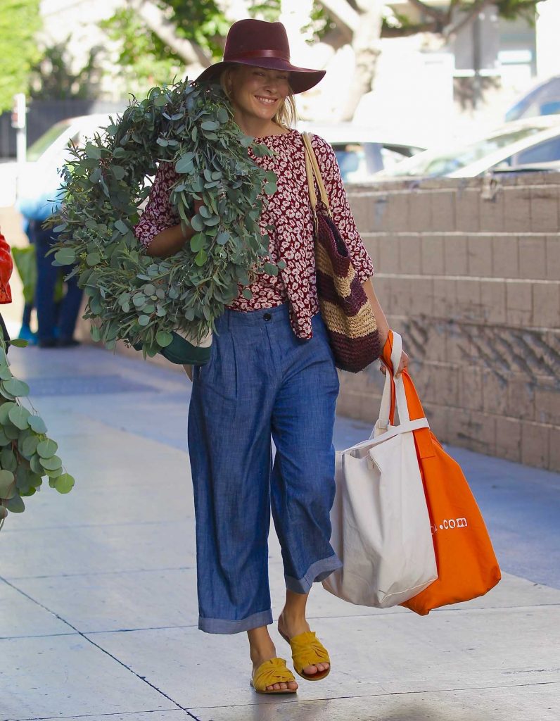 Ali Larter Grabs a Large Christmas Wreath at the Santa Monica Farmers Market-1