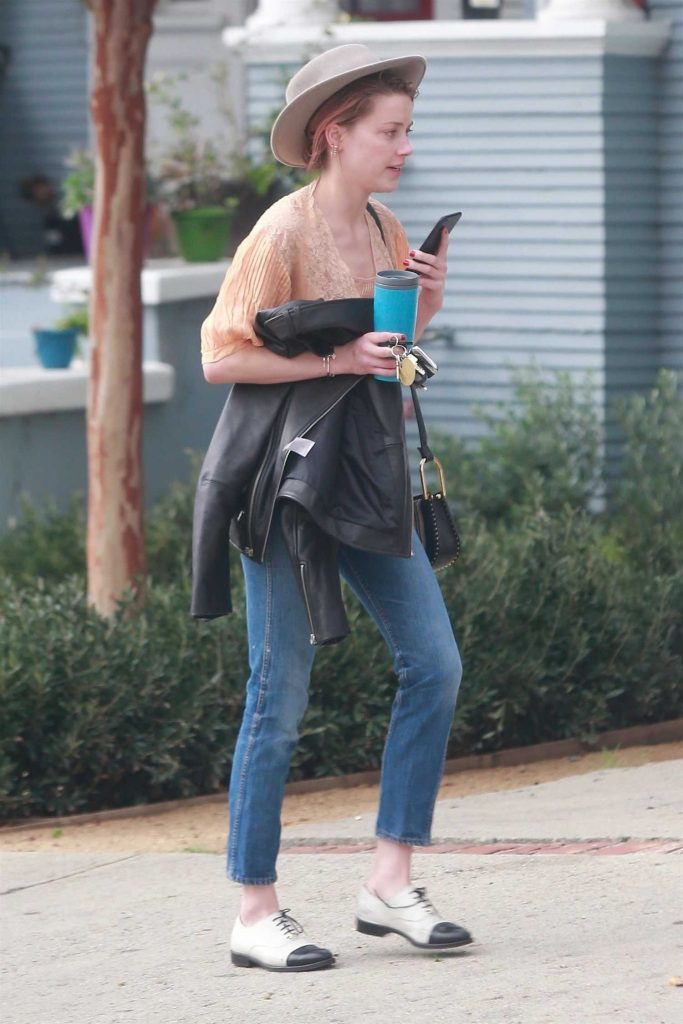 Amber Heard Stops by a Friend's House in Los Angeles-2