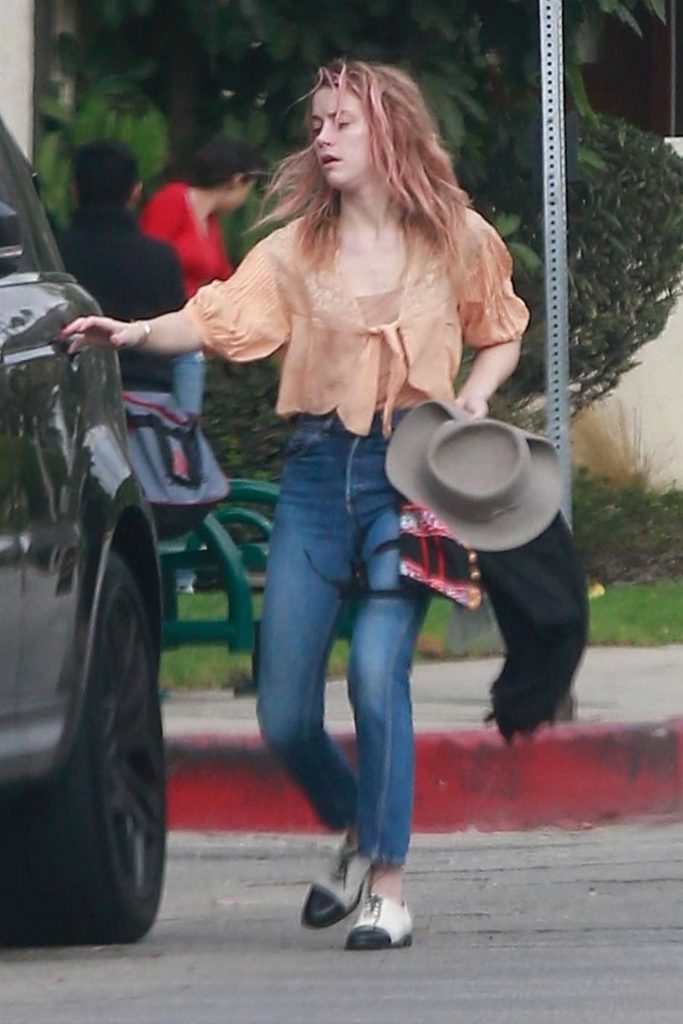 Amber Heard Stops by a Friend's House in Los Angeles-5