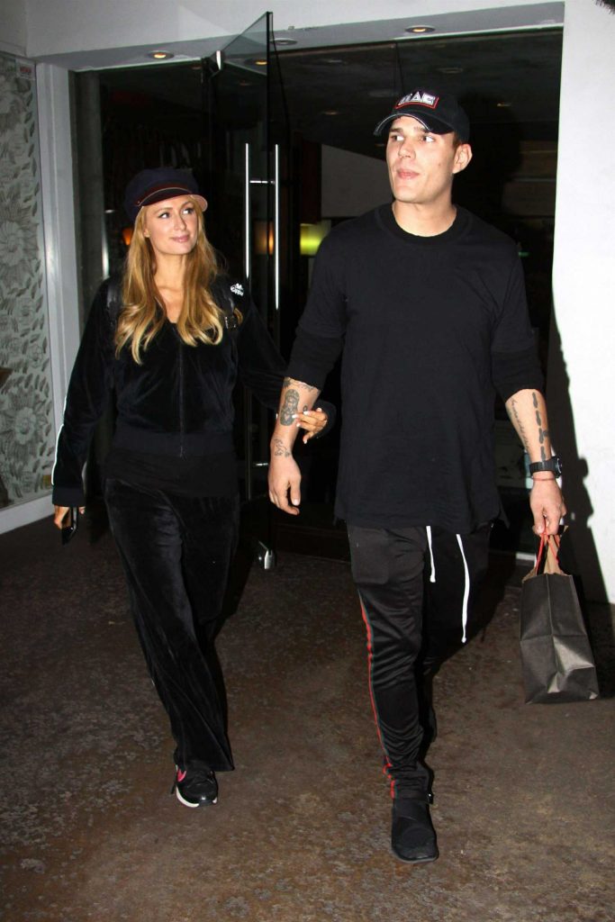 Paris Hilton Goes Late Night Shopping With Boyfriend at the Beverly Glen Circle-4