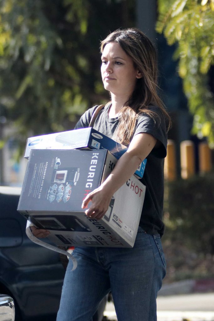 Rachel Bilson Goes Shopping at a Best Buy Electronics Store in LA-4