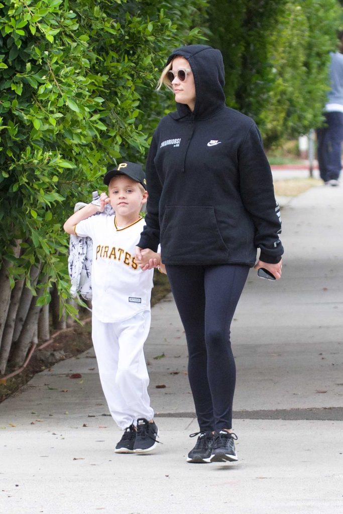 Reese Witherspoon Takes Her Son to School in Los Angeles-3