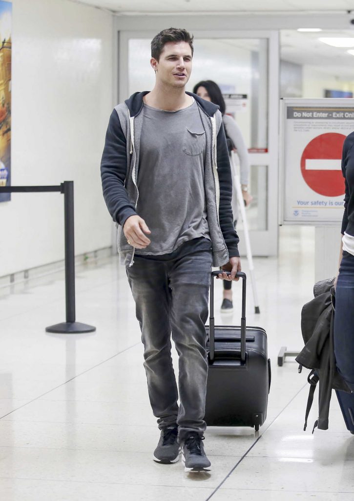 Robbie Amell Was Seen at LAX Airport in Los Angeles-1