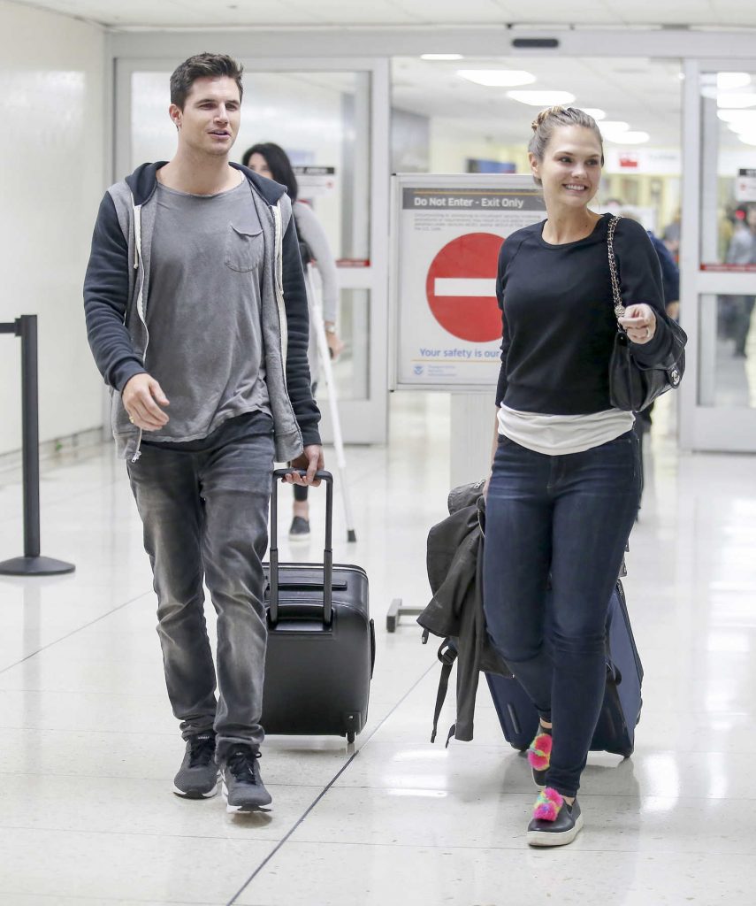 Robbie Amell Was Seen at LAX Airport in Los Angeles-2