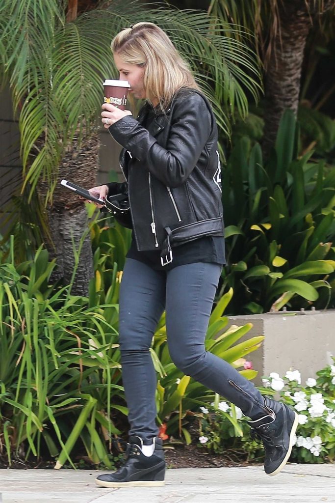 Sarah Michelle Gellar Stops for a Coffee in Santa Monica-1