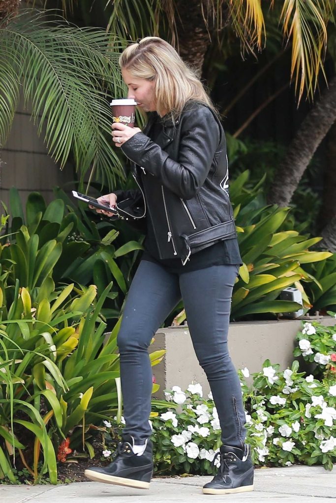 Sarah Michelle Gellar Stops for a Coffee in Santa Monica-2