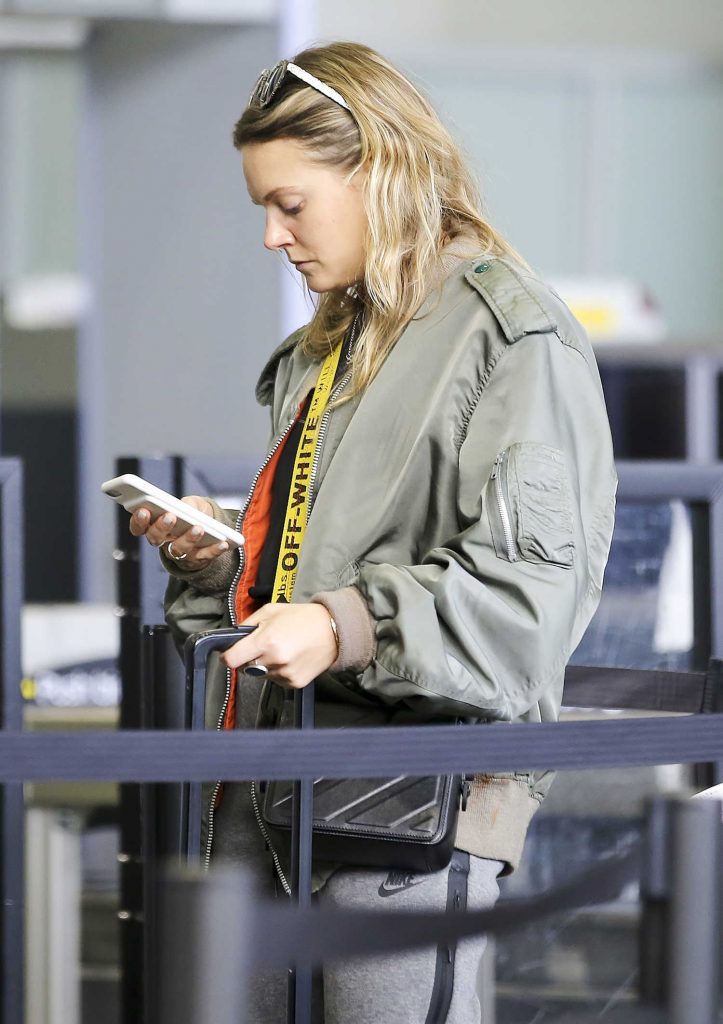 Tove Lo Was Spotted at LAX Airport in LA-4