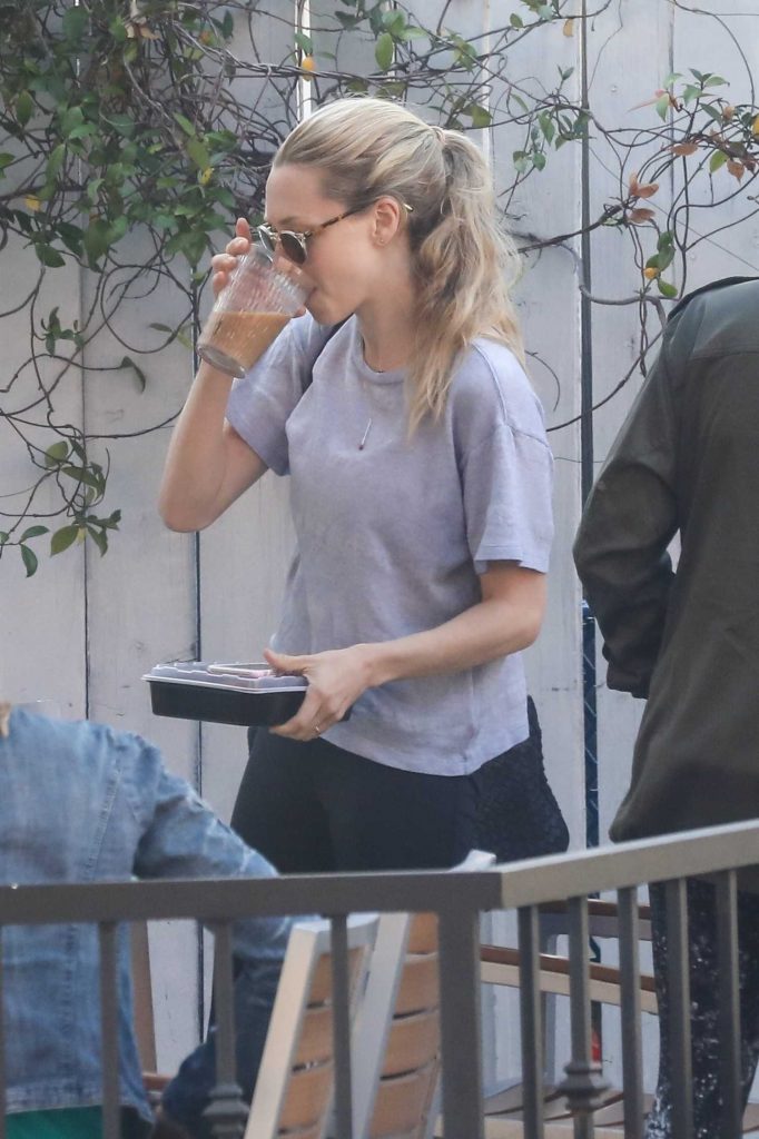 Amanda Seyfried Grabs Lunch in West Hollywood-3
