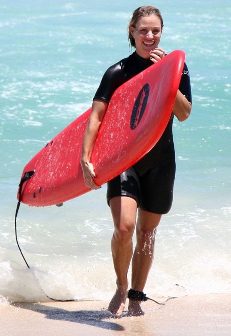 Angelique Kerber Takes Surfing Lesson at Trigg Beach in Perth