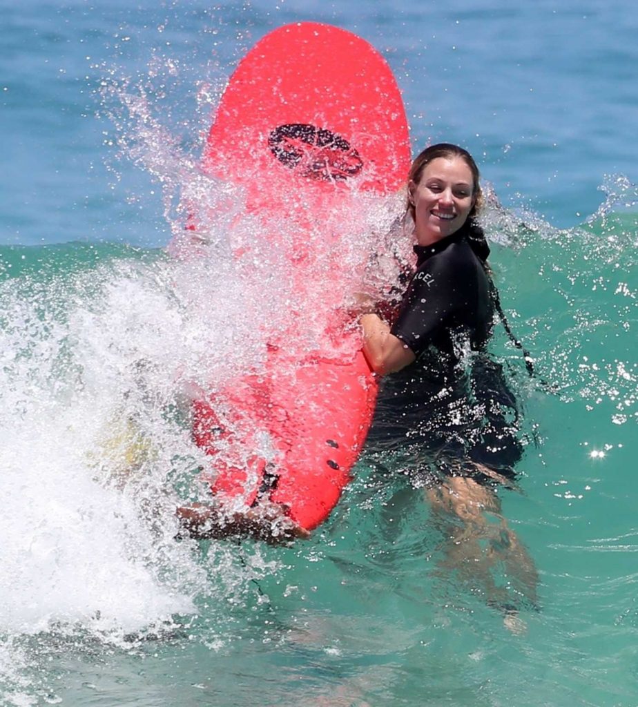 Angelique Kerber Takes Surfing Lesson at Trigg Beach in Perth, Australia-3