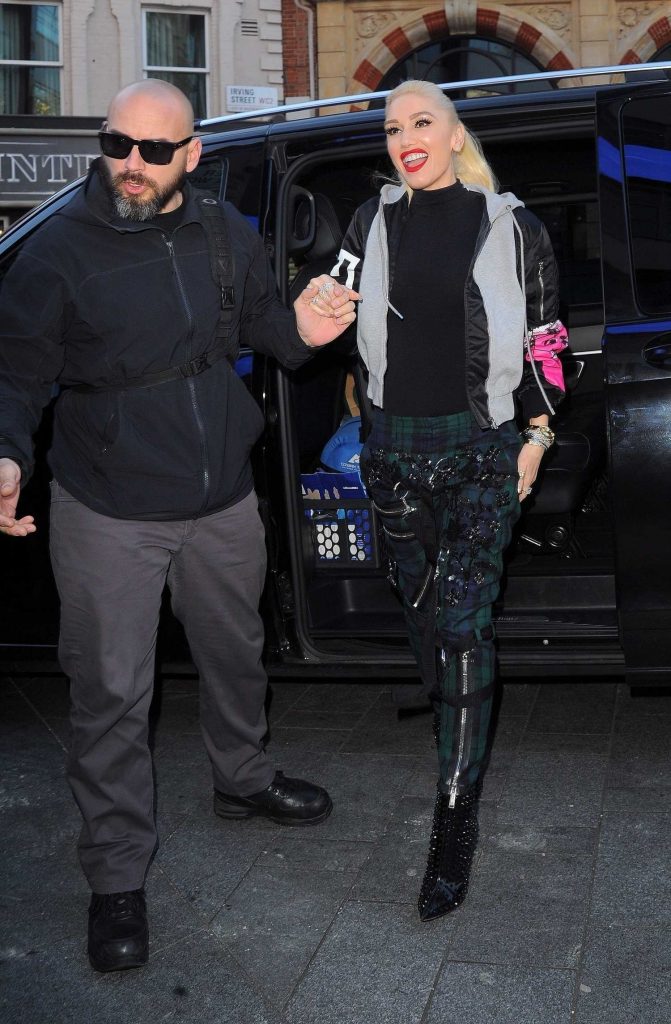 Gwen Stefani Arrives at the Global Radio Studios in London-3