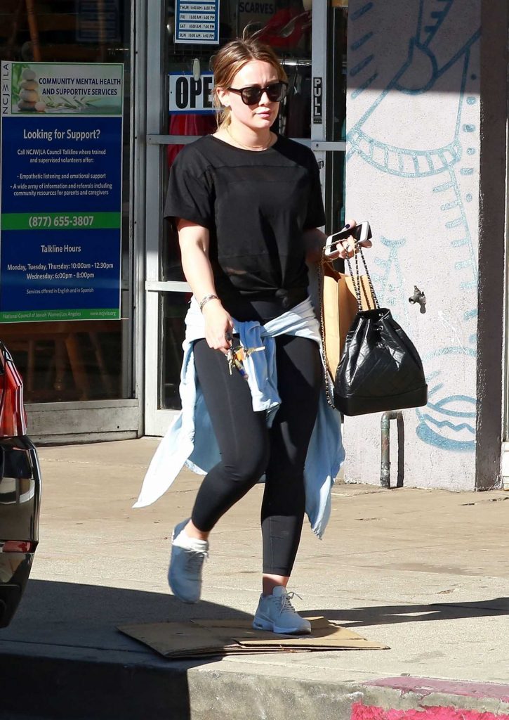 Hilary Duff Was Seen Out Does Some Shopping in Studio City-3
