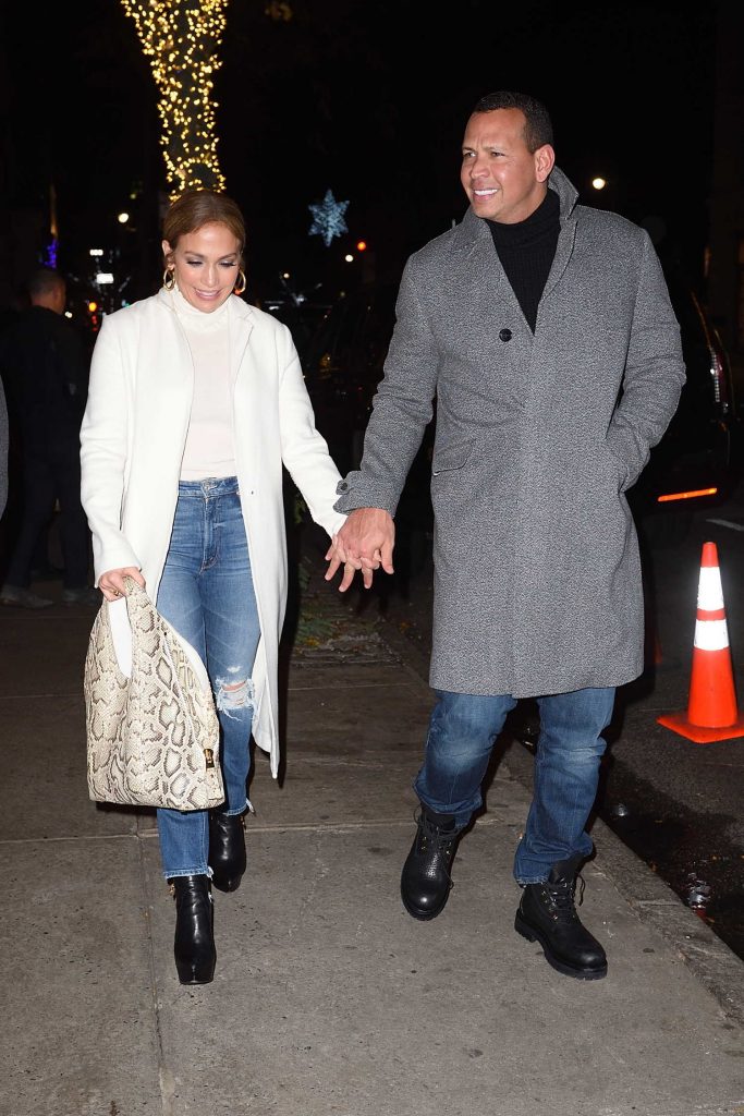 Jennifer Lopez Arrives at Nello Restaurant in New York City-1