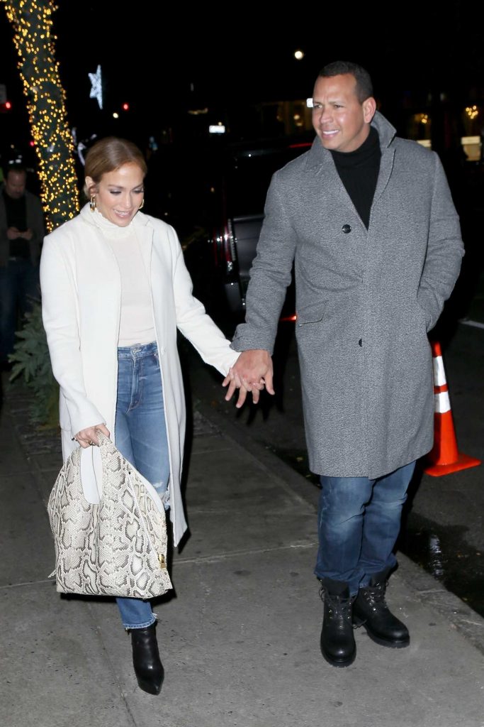 Jennifer Lopez Arrives at Nello Restaurant in New York City-2