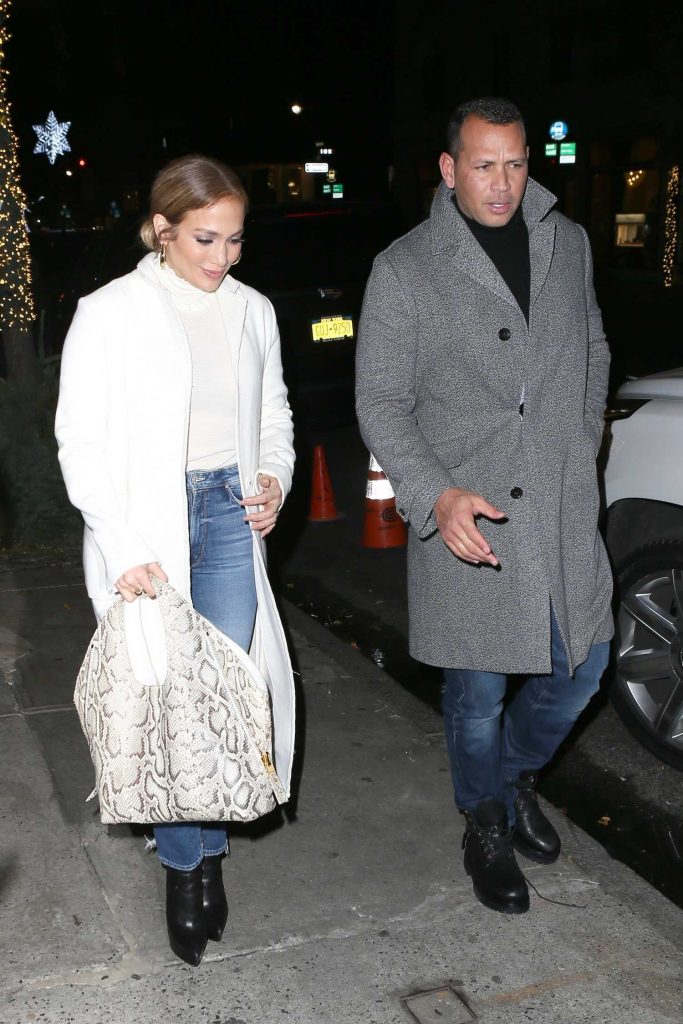 Jennifer Lopez Arrives at Nello Restaurant in New York City-3