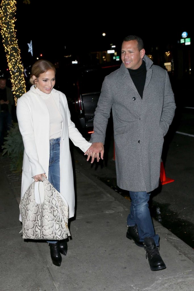 Jennifer Lopez Arrives at Nello Restaurant in New York City-4