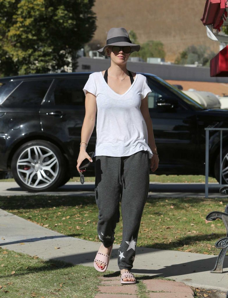 Kaley Cuoco Goes to Calabasas Saddlery in Los Angeles-3
