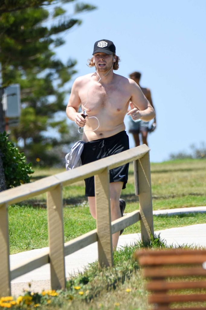 Luke Hemmings Goes for a Shirtless Run in Sydney-1