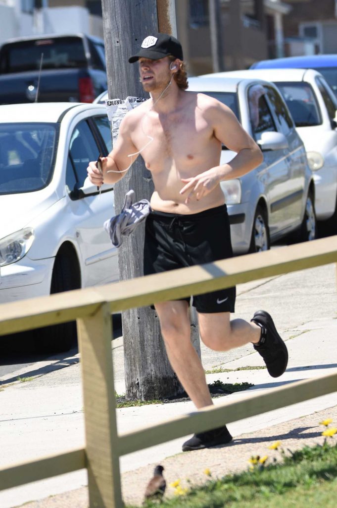 Luke Hemmings Goes for a Shirtless Run in Sydney-2