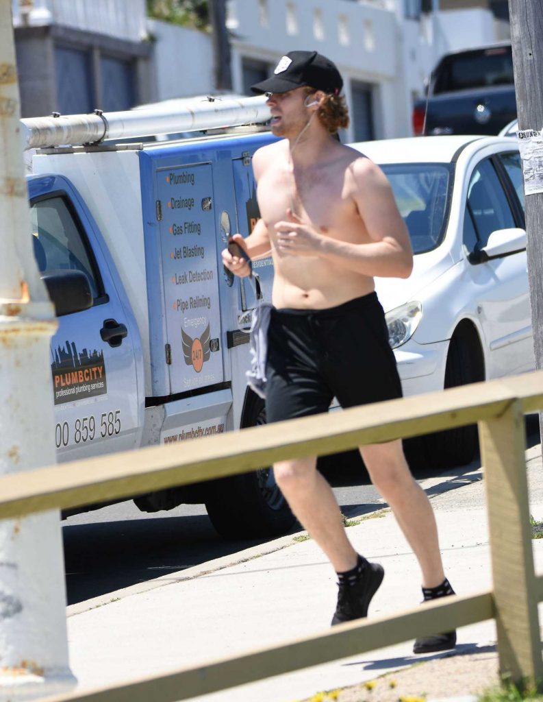 Luke Hemmings Goes for a Shirtless Run in Sydney-3