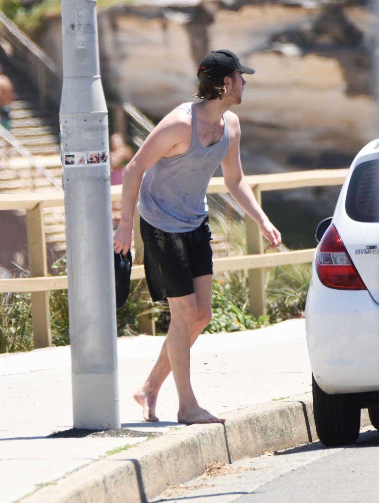 Luke Hemmings Goes for a Shirtless Run in Sydney-5