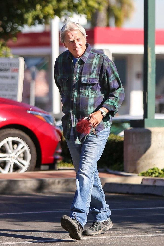 Mark Harmon Heads to the Post Office in Los Angeles-1