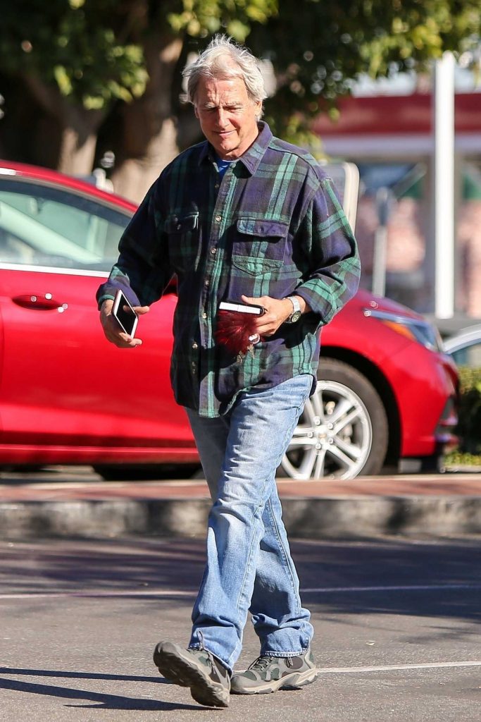 Mark Harmon Heads to the Post Office in Los Angeles-2