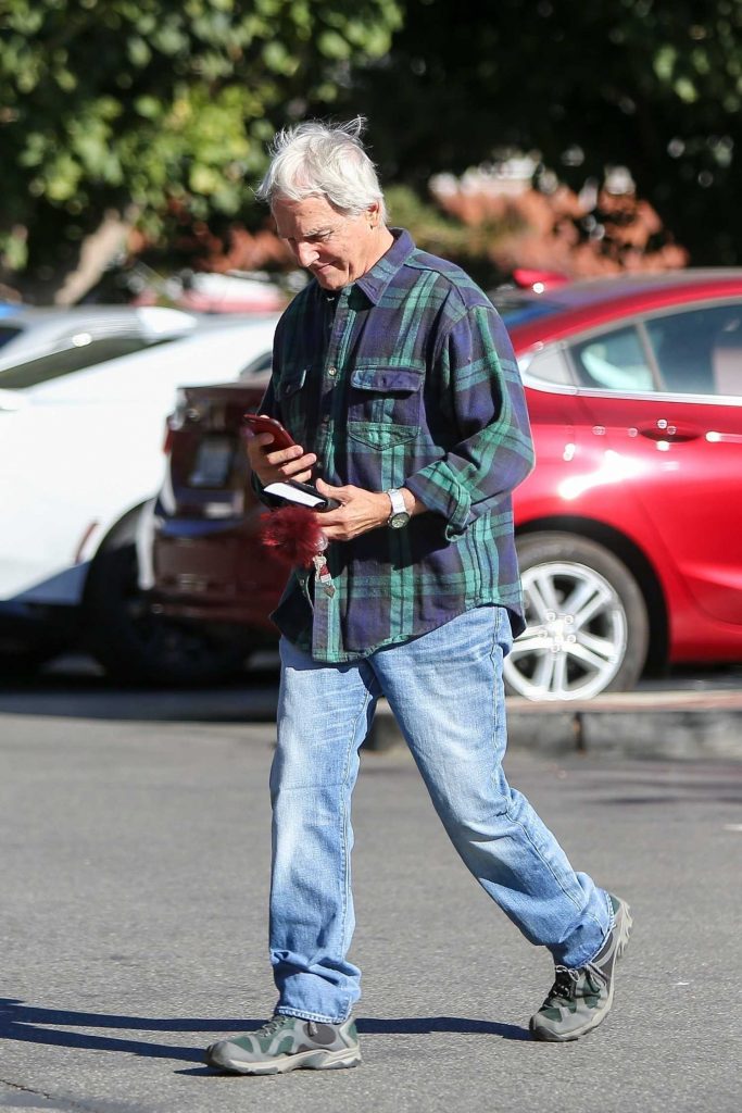 Mark Harmon Heads to the Post Office in Los Angeles-3