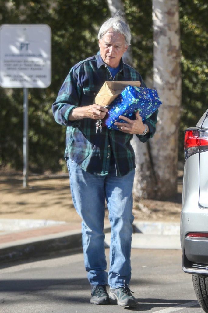 Mark Harmon Heads to the Post Office in Los Angeles-4