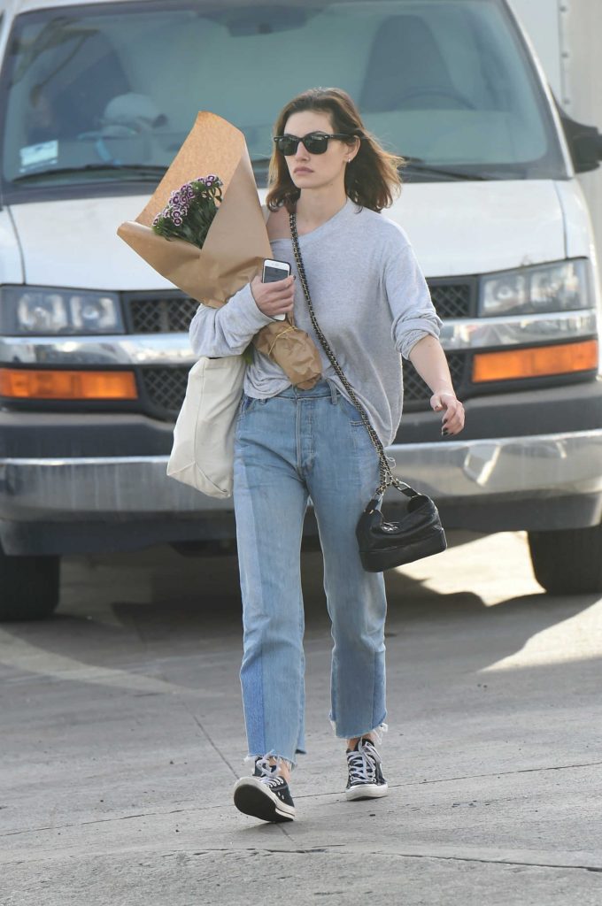 Phoebe Tonkin Picks up Flowers at the Farmers Market in Los Angeles-1