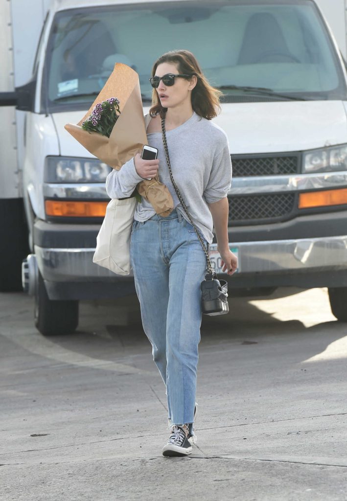 Phoebe Tonkin Picks up Flowers at the Farmers Market in Los Angeles-2