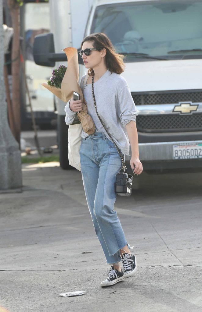 Phoebe Tonkin Picks up Flowers at the Farmers Market in Los Angeles-3