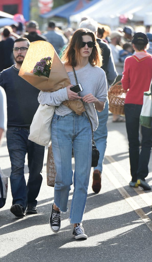 Phoebe Tonkin Picks up Flowers at the Farmers Market in Los Angeles-4