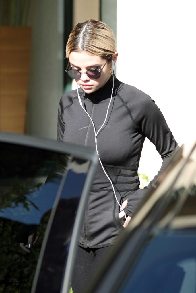 Selena Gomez Hits the Gym in Los Angeles-3
