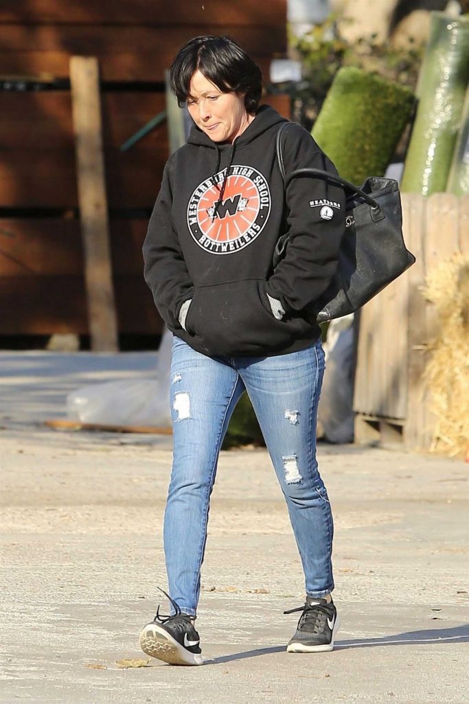 Shannen Doherty Stops to Shop for Flowers in Malibu-3