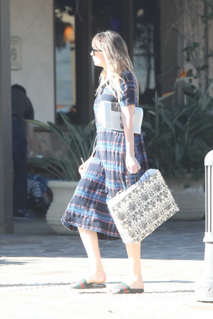 Dakota Johnson Grabs Coffee and a Paper at the Pavillions Mall in Malibu-4