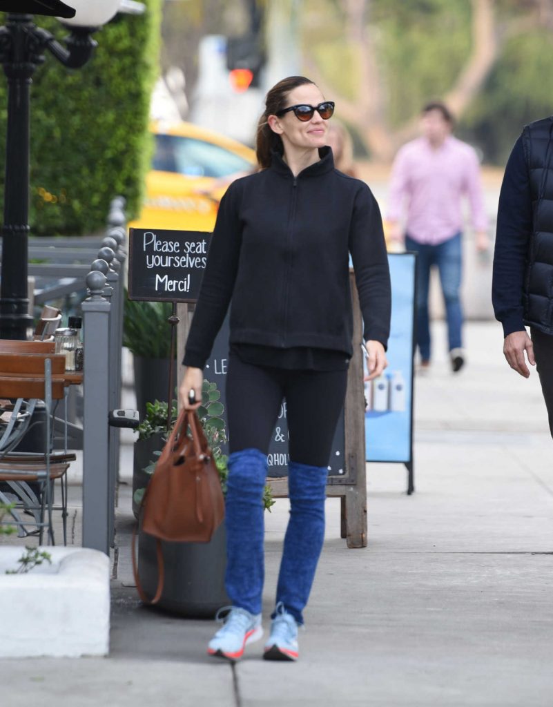 Jennifer Garner Spends Time with Friends in Los Angeles-1